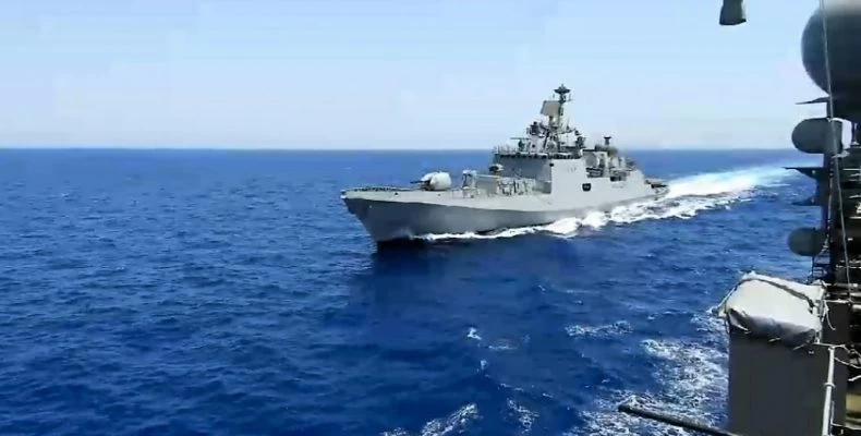 Η ινδική φρεγάτα INS Tabar με την F465 “Θεμιστοκλής”